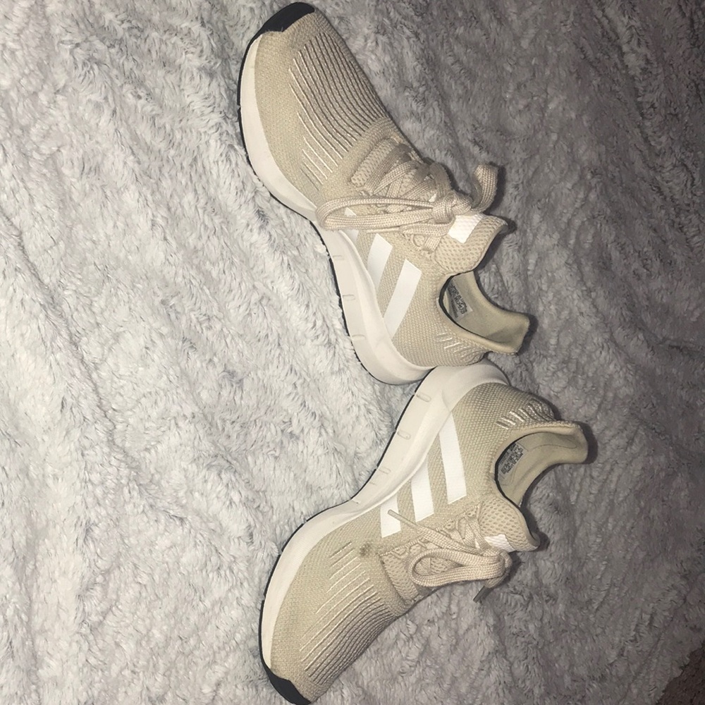 Adidas swiftrun tennis shoes